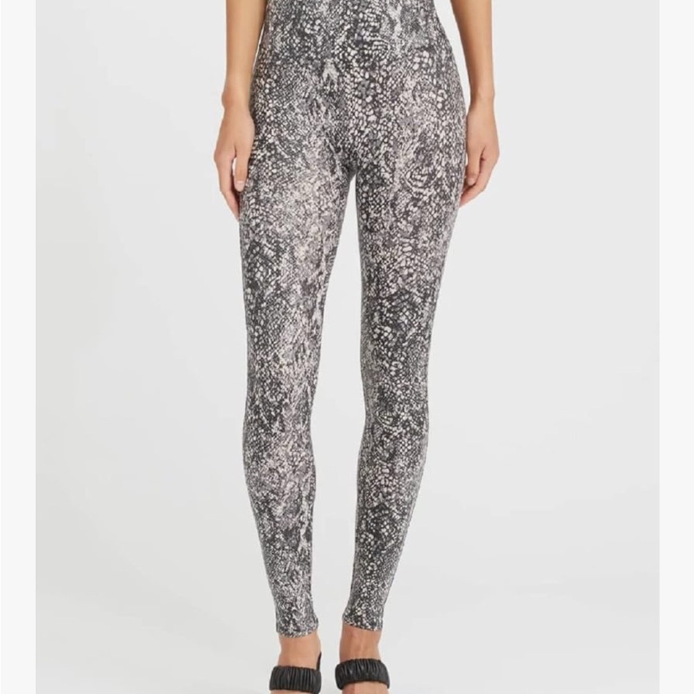 Spanx Faux Leather Snake Shine leggings in grey snake size Large Like New